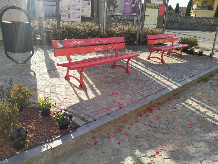 &quot;Senza il sorriso delle donne il mondo sarebbe eternamente buio&quot;: due panchine rosse in frazione Macellai a Pocapaglia