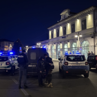 Hashish e crack nascosti nei bagni della stazione di Bra: Squadra Mobile in azione con i cani antidroga