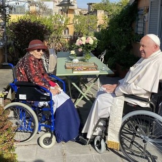 Papa Francesco e Emma Bonino su una terrazza affacciata sui tetti di Roma