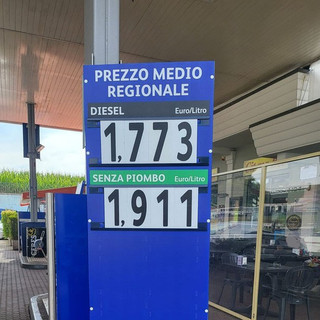 Da martedì 1° agosto scatta l'obbligo per i benzinai di esporre il prezzo medio regionale del carburante