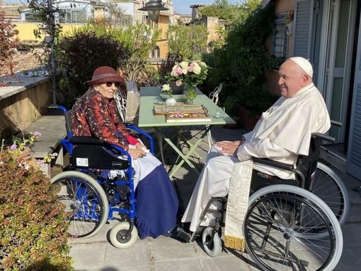 Papa Francesco e Emma Bonino su una terrazza affacciata sui tetti di Roma