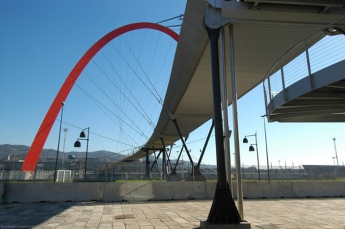 I carabinieri hanno sorpreso l'uomo sulla passerella del Lingotto