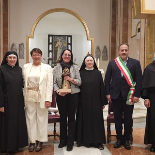 Paola Veglio, la Madre Priora del Monastero Santa Rita da Cascia, Suor Maria Rosa Bernardinis, il Rettore della Basilica di Santa Rita, Padre Giustino Casciano, il sindaco di Cascia Mario De Carolis, la giornalista vaticanista di Tv2000 Cristiana Caricato che ha condotto il dialogo con le monache durante la premiazione e Suor Giacomina Stuani economa del Monastero Santa Rita da Cascia.