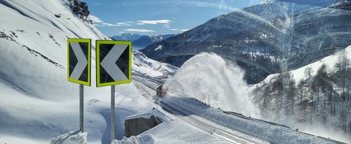 Freddo e nevicate a bassa quota a partire da domenica (nella foto di repertorio mezzi spalaneve al Maddalena)