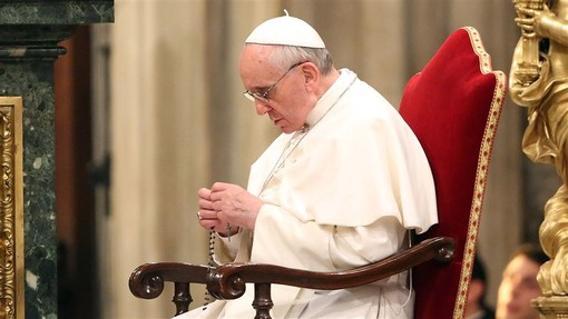 Papa Francesco in preghiera