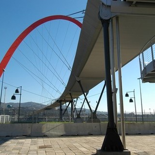 I carabinieri hanno sorpreso l'uomo sulla passerella del Lingotto