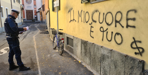 &quot;Il mio cuore è tuo&quot;: un messaggio d'amore sul muro di una casa a Savigliano. Denunciata ventenne