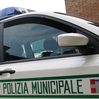 Litiga col vicino e tenta di investirlo in auto mentre urla “Allah akbar”