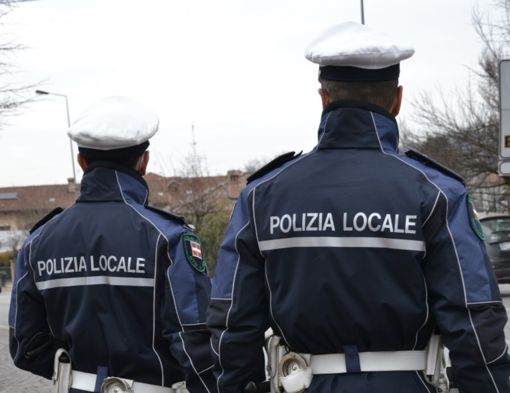 Stava tentando di mettere in atto una truffa: individuata dalla Polizia locale giovane pregiudicata