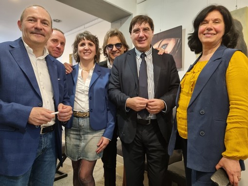 L'autore albese Mauro Rivetti (primo a sinistra) con gli amici del salotto di BrArte