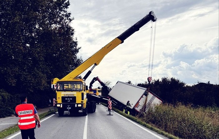 Camion frigo esce di strada sulla provinciale 7 a Pollenzo: strada chiusa e traffico in tilt