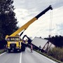 Camion frigo esce di strada sulla provinciale 7 a Pollenzo: strada chiusa e traffico in tilt