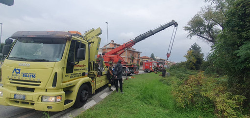 Recuperato il furgone precipitato nella scarpata a Mondovì tra via Langhe e viale Rimebranza