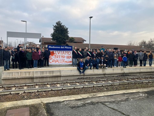 &quot;Riattivare al più presto la linea ferroviaria Bra-Cavallermaggiore&quot;: i sindaci Fogliato e Sannazzaro al sit-in in frazione Madonna del Pilone