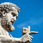 In foto statua di San Pietro in Vaticano