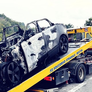 Auto in fiamme sulla Fondovalle tra Bastia e Carrù