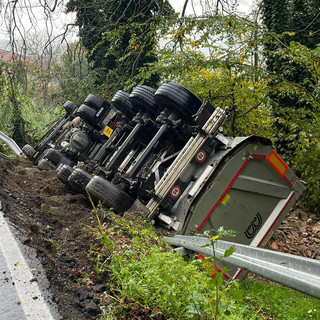 Il camion uscito fuori strada sulla sp149