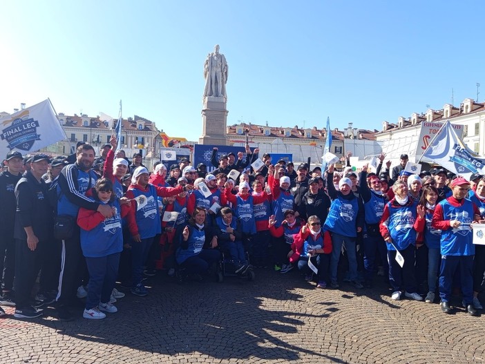 Grande festa a Cuneo per l'arrivo della Fiamma della Speranza