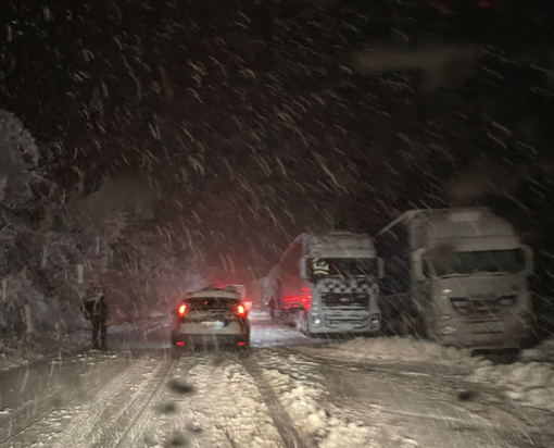 Lunghe code sulla statale 28 del colle di Nava: auto e tir bloccati tra Nucetto e Ceva