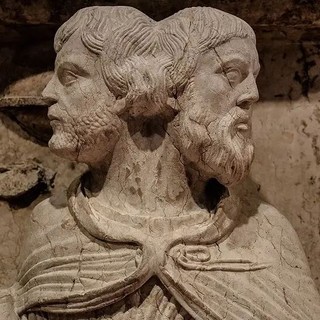 Una scultura del Dio romano Giano