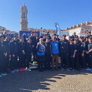 Foto di gruppo in piazza Galimberti