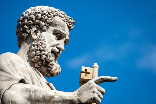 In foto statua di San Pietro in Vaticano