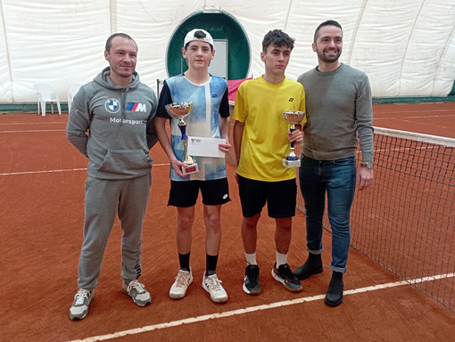 La finale under 14 (da sx Lorenzo Cane presidente, Samuele Giordano vincitore, Ganriele Varca finalista, Giorgio Demarchi referente Nibo(