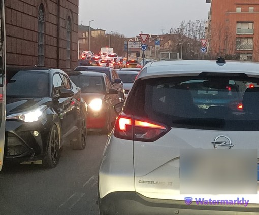 Traffico in tilt nel centro di Alba