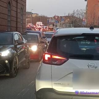 Traffico in tilt nel centro di Alba