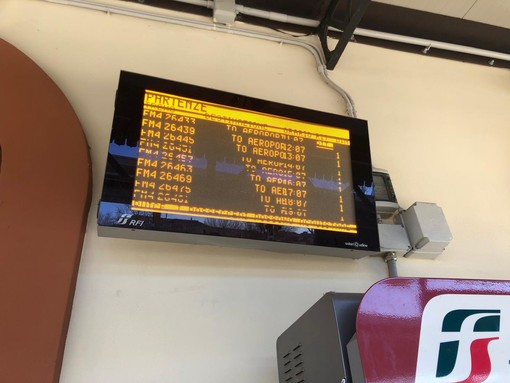 Il tabellone che indica la cancellazione del treno Fm 26433