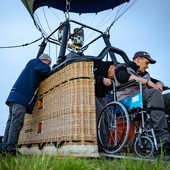 A Carrù il primo decollo della cesta che permette il volo in mongolfiera anche ai disabili