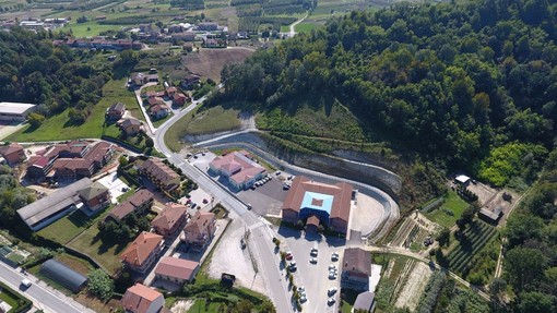 Nella veduta area il complesso delle nuove scuole realizzate in località Borgonuovo di Vezza d'Alba