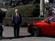 Trump compra una Tesla da Musk: &quot;Ma non la posso guidare&quot;