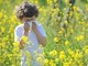 Naso chiuso, starnuti e lacrime: arrivano le allergie di primavera. Come riconoscerle e cosa fare