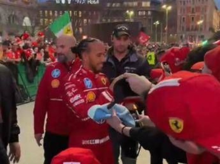 Ferrari, festa rossa a Milano. Hamilton: &quot;Io e Leclerc lotteremo per il Mondiale&quot;