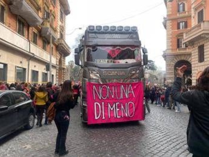 8 marzo, in migliaia al corteo di Roma: &quot;Contro la violenza patriarcale&quot;