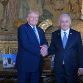 Trump riceve Netanyahu a Mar a Lago: &quot;Se non vinco si rischia la Terza Guerra Mondiale&quot;