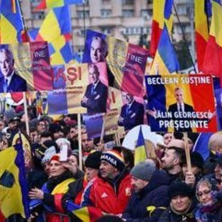 Romania, disordini dopo no a Georgescu candidato: 7 arresti e 13 agenti feriti